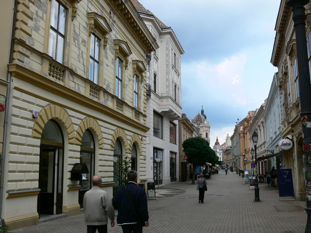 Sunny City Center Pécs Exterior foto